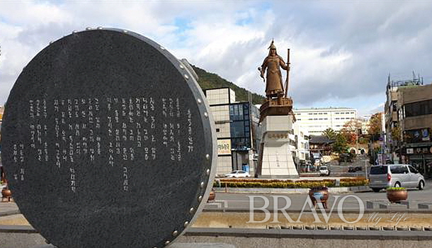 ▲진남관 앞 이순신 광장. 동상 뒤쪽으로 진남관이 보인다(변용도 동년기자)