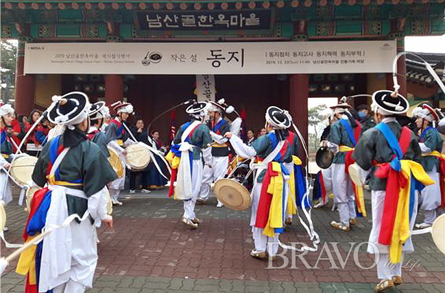 ▲남산골 한옥마을 정문에서 동지날 개막공연을 하고 있다(홍지영 동년기자)