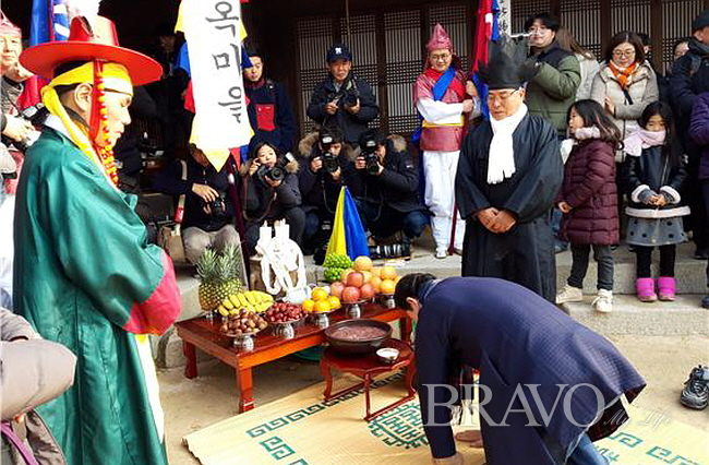 ▲동짓날 차례상에 무사안녕 기원하는 절을 올리고 있다.(홍지영 동년기자)