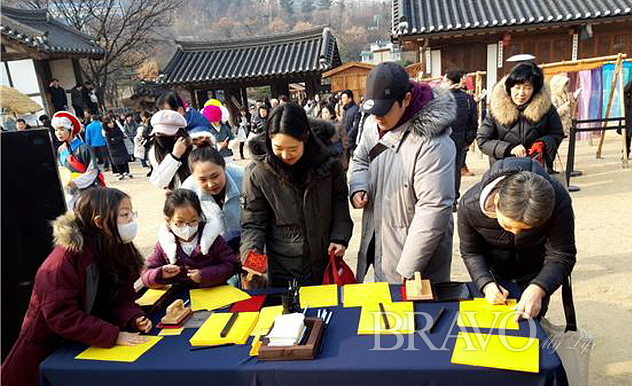 ▲동짓날 시민들이 소원지에 소원을 쓰고 있다(홍지영 동년기자)