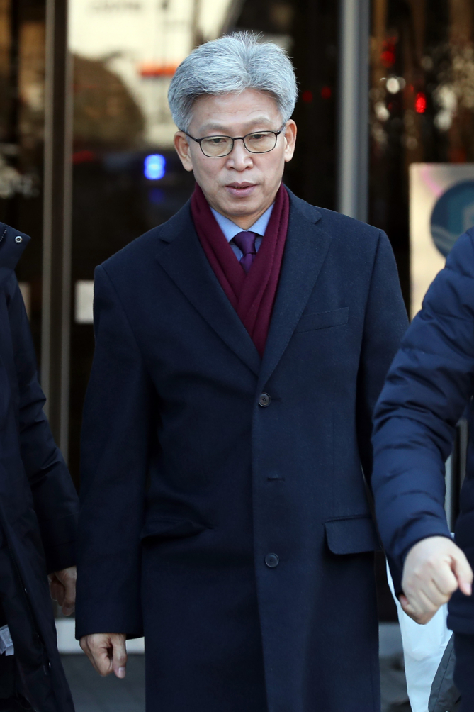 ▲지난해 지방선거 당시 송철호 울산시장의 당선을 돕는 과정에서 선거법을 위반한 혐의 등을 받고 있는 송병기 울산시 경제부시장이 31일 오후 서울 서초구 서울중앙지방법원에서 구속 전 피의자 심문(영장실질심사)을 마치고 법원을 나서고 있다.  (뉴시스)