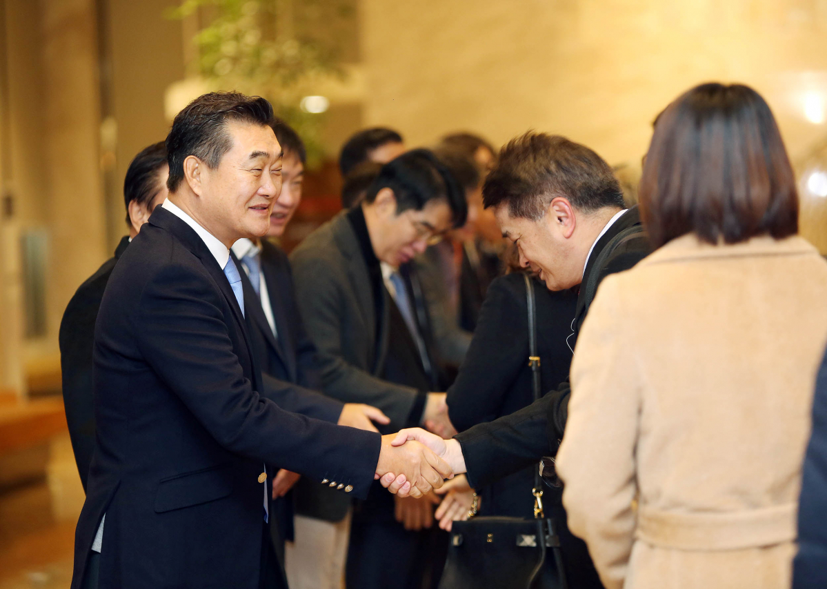 ▲유경선 유진그룹 회장이 출근하는 직원들과 악수를 나누고 있다.