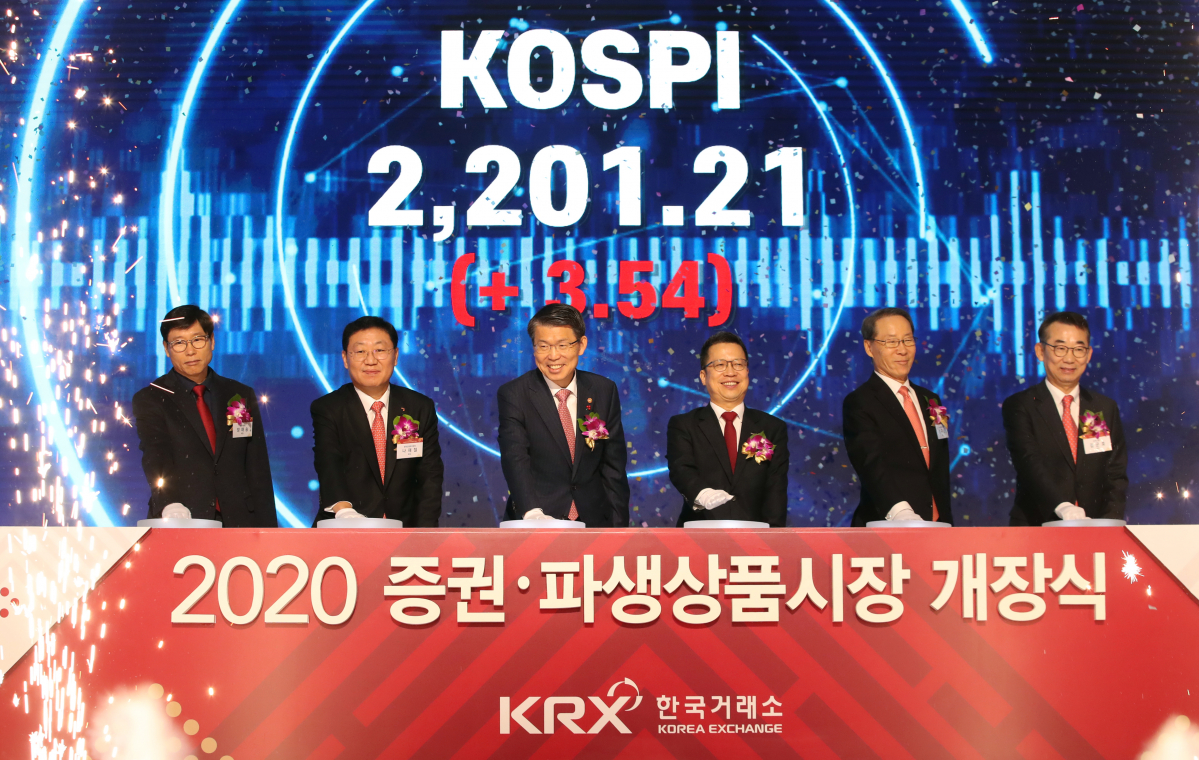 ▲2일 오전 서울 여의도 콘래드 호텔에서 열린 2020년도 증권·파생상품시장 개장식에서 은성수 금융위원장(오른쪽 세번째)과 정지원 한국거래소 이사장(왼쪽 세번째) 등 참석자들이 개장 신호 버튼을 누르고 있다. 왼쪽부터 김군호 코넥스협회 회장, 정구용 상장회사협의회 회장, 정 이사장, 은 위원장, 나재철 금융투자협회 회장, 정재송 코스닥협회 회장. (연합뉴스)