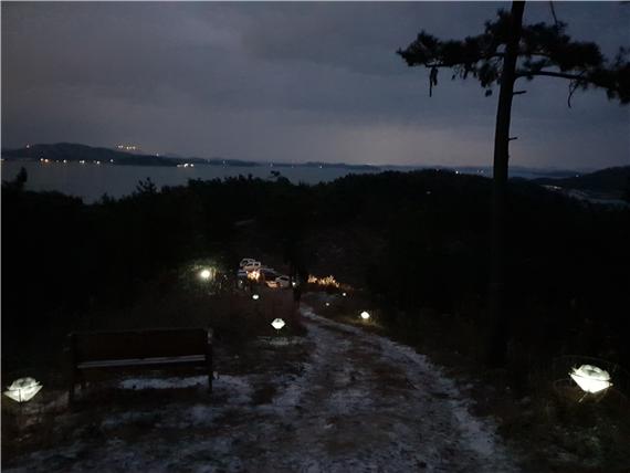 ▲폐그물 업사이클링 전등이 설치된 태안군 당봉 전망대까지의 등산로 모습 (사진제공=한국서부발전)