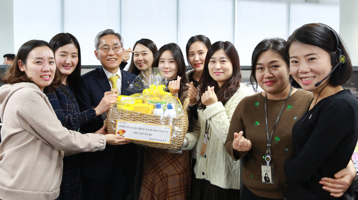 ▲2일 윤종규 KB금융그룹 회장(왼쪽에서 3번째)이 KB국민은행 콜센터를 방문해 직원들과 기념 촬영을 하고 있다. (사진제공=KB금융그룹)