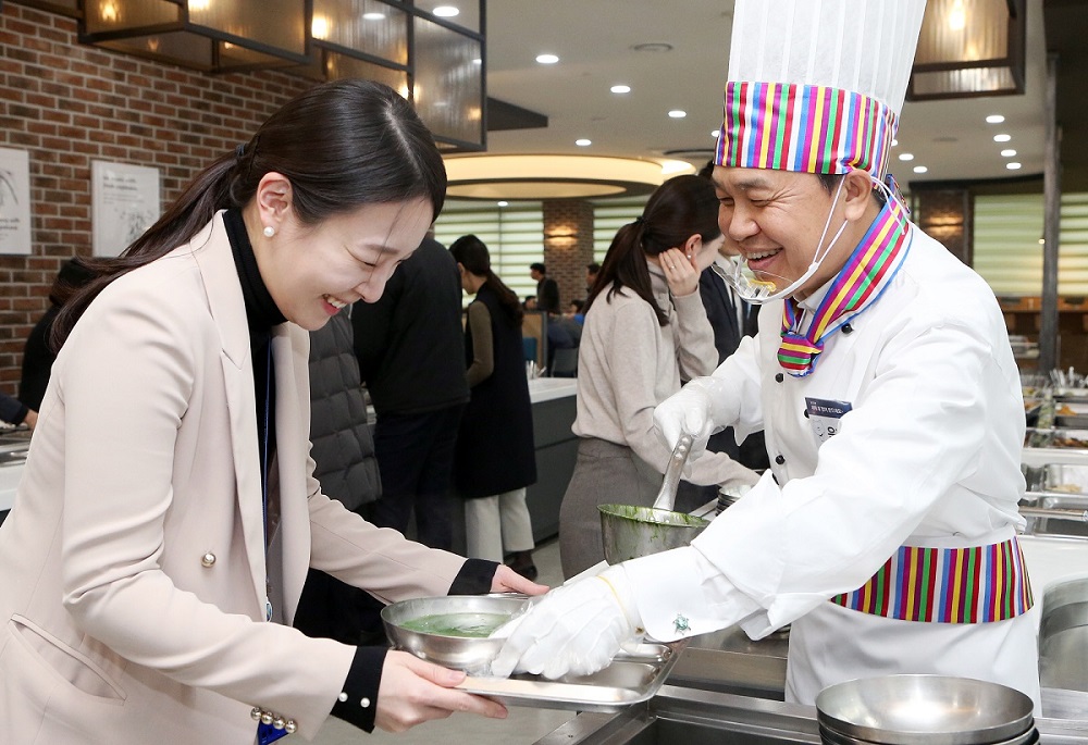 ▲진옥동 신한은행장이 2일 서울 중구 본점에 있는 직원식당에서 점심 떡국을 배식하며 직원들과 새해인사를 나누고 있다. (사진제공=신한은행)