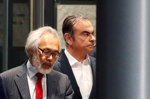 ▲카를로스 곤(오른쪽) 전 닛산자동차 회장이 작년 4월 25일(현지시간) 보석 석방 결정을 받고 일본 도쿄구치소를 나서고 있다. 도쿄/로이터연합뉴스 
