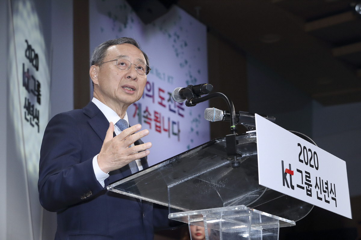 ▲황창규 KT 회장이 2일 서울 광화문 KT스퀘어에서 열린 ‘KT그룹 신년 결의식’에서 신년사를 하고 있다.(사진제공=KT)
