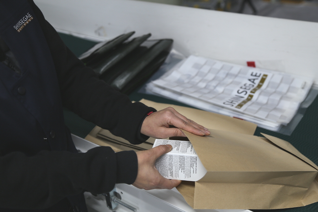 ▲친환경재생지 포장 (사진제공=신세계면세점)