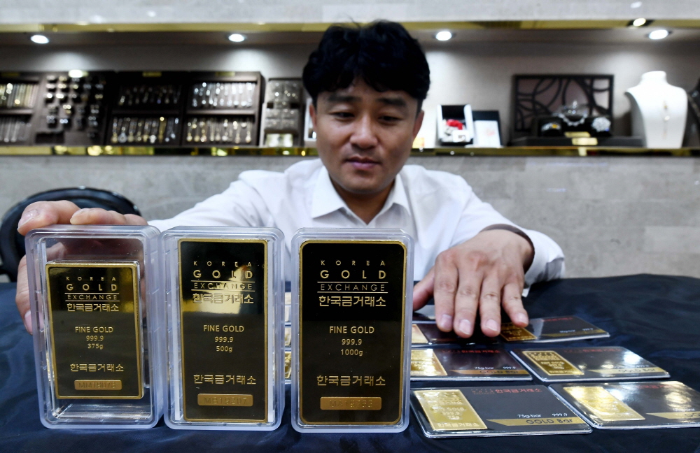 ▲한국금거래소 관계자가 골드바를 정리하고 있다. (사진=연합뉴스)