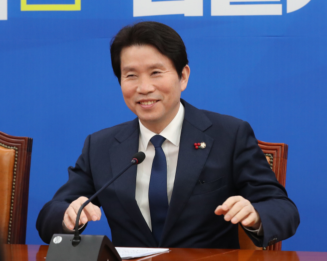 ▲더불어민주당 이인영 원내대표가 5일 오전 서울 여의도 국회에서 열린 기자간담회에 참석, 밝은 표정을 짓고 있다. (연합뉴스)