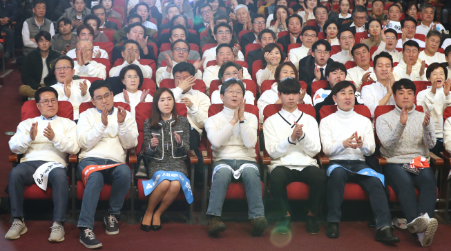 ▲5일 오후 서울 여의도 국회 의원회관에서 열린 새로운보수당 중앙당창당대회에 하태경 창당준비위원장과 유승민 의원 등이 참석해 있다.     새보수당은 8명으로 구성된 공동대표단 체제로 당을 운영하며 한 달씩 책임대표직을 맡는다. 첫 책임대표는 창당준비위원장인 하태경 의원이 맡았다.  (연합뉴스)