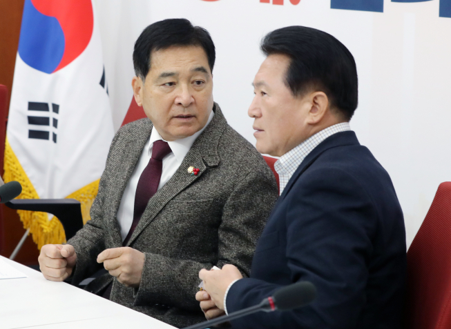 ▲자유한국당 심재철 원내대표(왼쪽)가 5일 서울 여의도 국회에서 기자간담회 시작 전 대화를 나누고 있다.  (연합뉴스)
