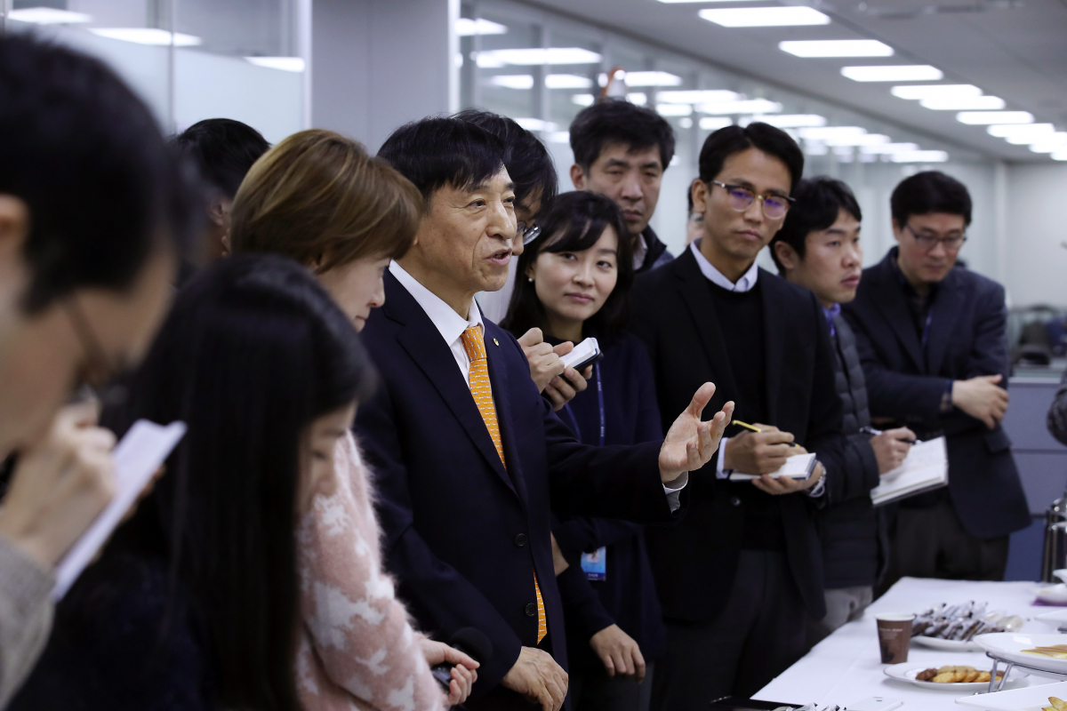 ▲이주열 한국은행 총재가 금융통화위원 연임 가능성에 불을 지폈다. 오는 4월 4명의 금통위원이 무더기로 교체된다는 점에서 통화정책 연속성을 위해 검토해볼 수 있는 카드라는 점에서 현실화 가능성에도 무게가 실리는 중이다. 사진은 이주열(가운데) 총재가 2일 서울 중구 태평로 한은 본점 기자실에서 가진 신년 다과회에서 기자들의 질문에 답하는 모습. (제공 = 한국은행)