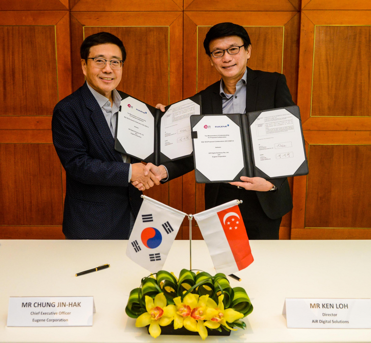 ▲정진학 유진기업 총괄사장(왼쪽)과 켄 로 팬 유나이티드 최고운영책임자가 기념사진을 찍고 있다.