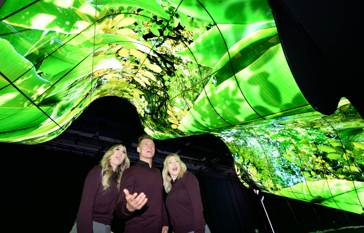 ▲LG전자가 현지시간 7일부터 미국 라스베이거스에서 열리는 CES 2020 전시회에 참가한다. LG전자는 부스 입구에 올레드 플렉서블 사이니지 200여 장을 이어 붙여 만든 '새로운 물결(New Wave)'이라는 이름의 조형물을 연출하고 관람객들의 이목을 집중시킨다. LG전자 모델들이 LG전자 전시관 입구에 마련된 올레드 조형물을 소개하고 있다. (사진제공=LG전자)