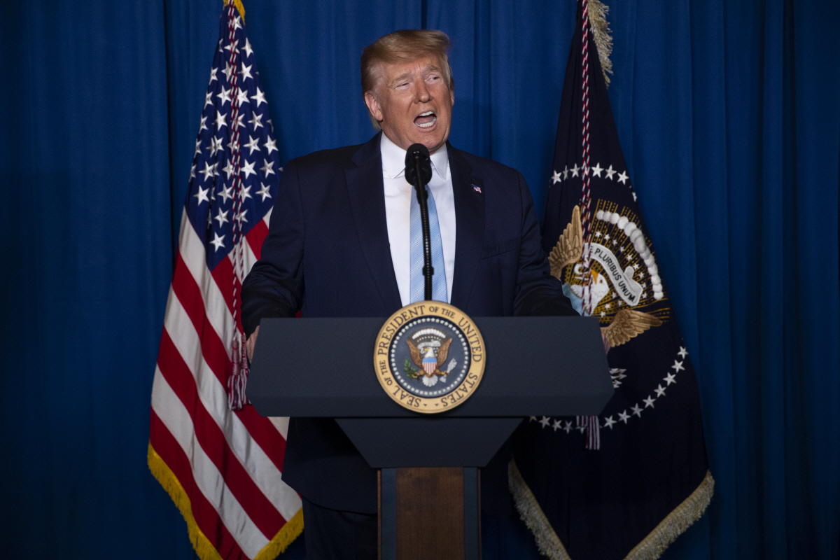 ▲도널드 트럼프 미국 대통령이 3일(현지시간) 미국 플로리다주 팜비치의 마러라고 리조트에서 미군이 이란의 군부 실세인 거셈 솔레이마니 혁명수비대 쿠드스군 사령관을 공습 살해한 것과 관련해 기자회견을 하고 있다.
(연합뉴스)