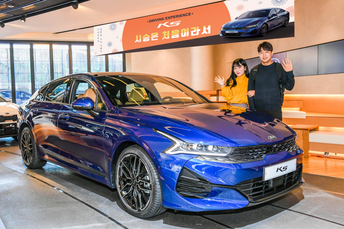 ▲기아자동차가 설 연휴를 맞아 총 200대의 차를 무상으로 빌려주는 '설 귀향 시승 이벤트'에 나선다고 6일 밝혔다.  (사진제공=기아차)