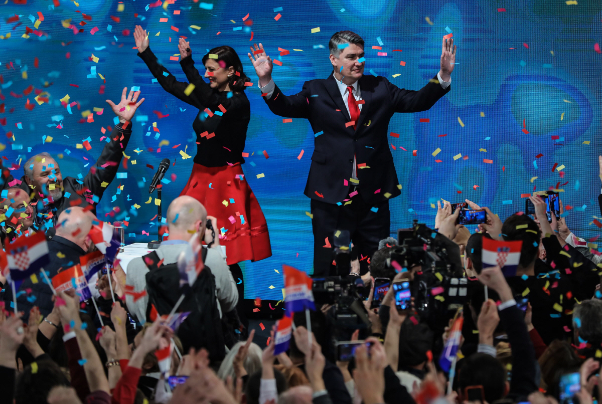 ▲대통령 선거에서 승리한 조란 밀라노비치 전 총리가 크로아티아 자그레브에서 지지자들에게 손을 흔들고 있다. 자그레브/신화연합뉴스.