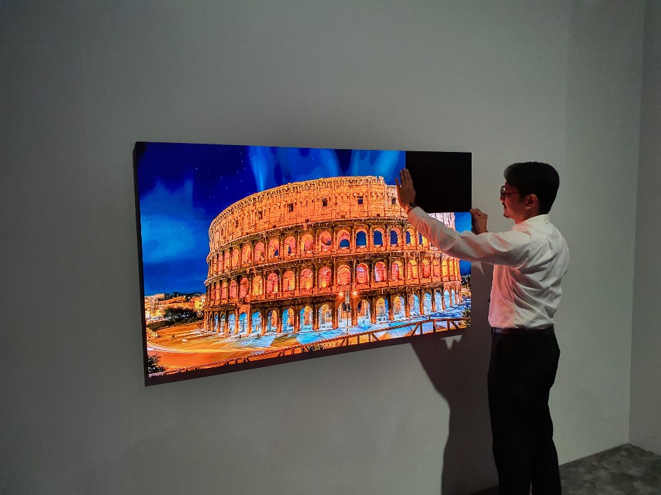 ▲삼성전자 직원이 마이크로LED TV 모듈을 뗐다가 붙히는 모습.  (사진=송영록 기자 syr@)