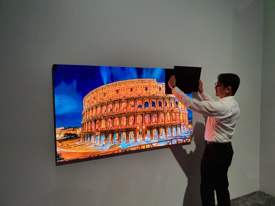 ▲삼성전자 직원이 마이크로LED TV 모듈을 뗐다가 붙히는 모습. (사진=송영록 기자 syr@)