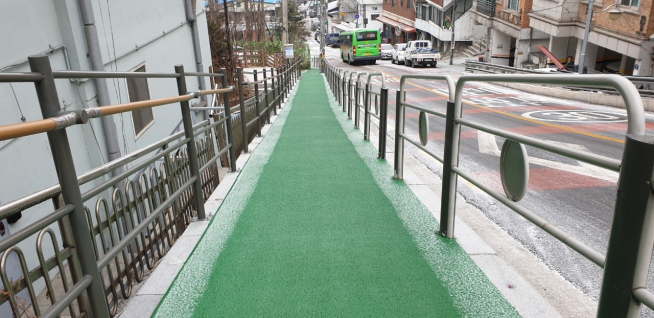 ▲급경사 통학로 열선매설 공사 후 미끄럼 방지 포장 완료 모습 (사진 = 성동구)