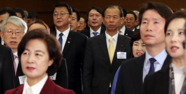 ▲추미애 법무부 장관(앞)과 윤석열 검찰총장(뒷줄 가운데)이 지난 2일 오전 서울 중구 대한상공회의소에서 열린 정부 신년합동인사회에서 애국가를 부르고 있다. (연합뉴스)