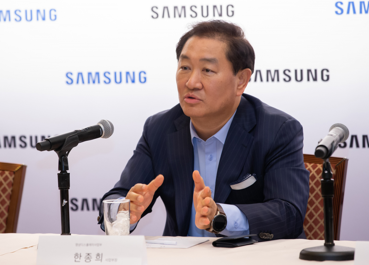 ▲한종희 삼성전자 무선사업부장(사장)이 6일(현지시간) 미국 라스베이거스에 위치한 시저스 팰리스 호텔에서 열린 '삼성 퍼스트 룩 2020' 행사 이후, 기자간담회를 열고 마이크로LED TV를 비롯한 삼성의 TV 사업 전략을 소개했다. (사진제공=삼성전자)