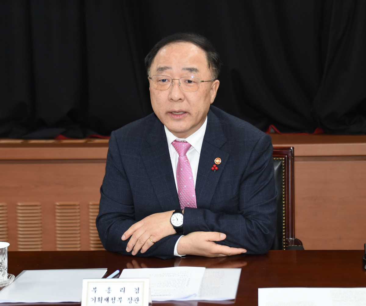 ▲홍남기 경제부총리 겸 기획재정부 장관이 6일 서울 광화문 정부서울청사에서 ‘중동 상황 관련 긴급 관계장관회의’를 주재하고 모두발언을 하고 있다. (사진제공=기획재정부)