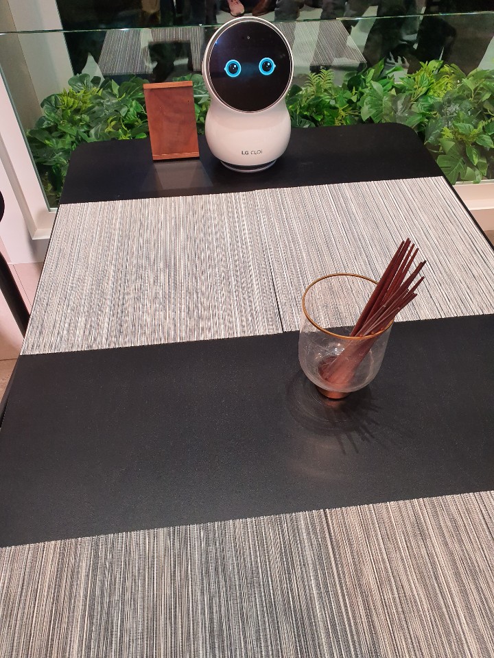 ▲테이블에서 주문 받는 클로이 (사진=송영록 기자 syr@)