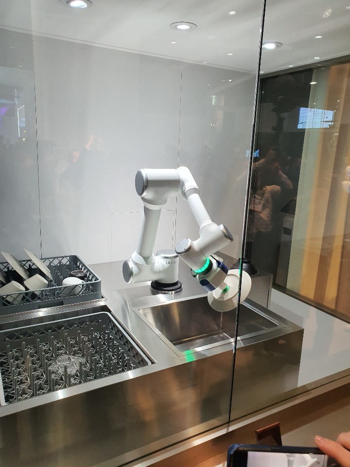 ▲요리하는 클로이 (사진=송영록 기자 syr@)