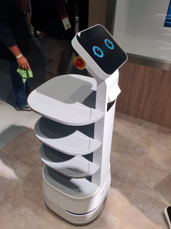 ▲서빙하는 클로이 (사진=송영록 기자 syr@)