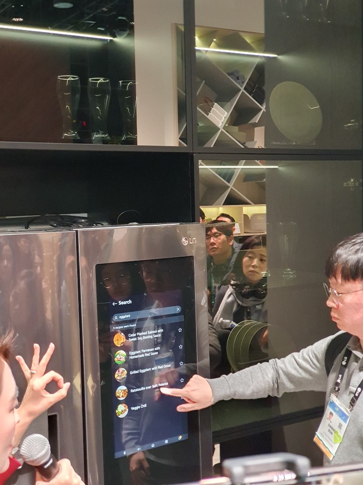 ▲영상인식으로 식품 재고를 알아서 관리해주는 냉장고 (사진=송영록 기자 syr@)