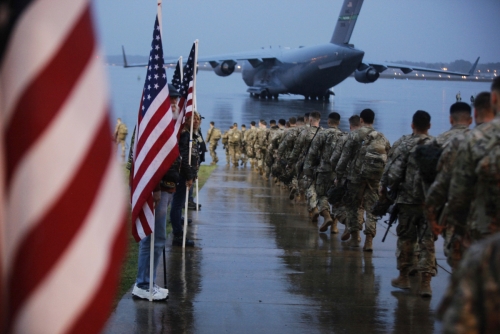 ▲이라크 주둔 미군 병사들이 이동을 위해 걸어가고 있다. 이라크/AP연합뉴스
