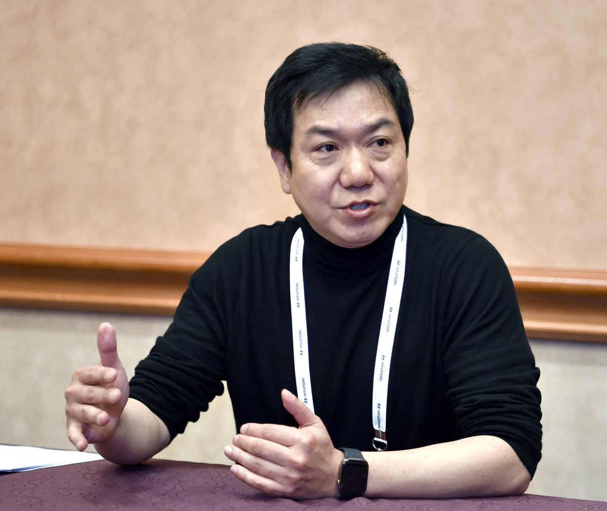 ▲현대차 '미래 모빌리티 솔루션' 가운데 육상 이동을 책임지는 PBV는 미국 샌프란시스코 도심 궤도열차 '트램' 디자인에서 착안했다. 이상엽 디자인센터장이 미국 라스베이거스에서 열린 CES 미디어 간담회를 통해 PBV 디자인 배경을 설명하고 있다. (사진제공=현대차)