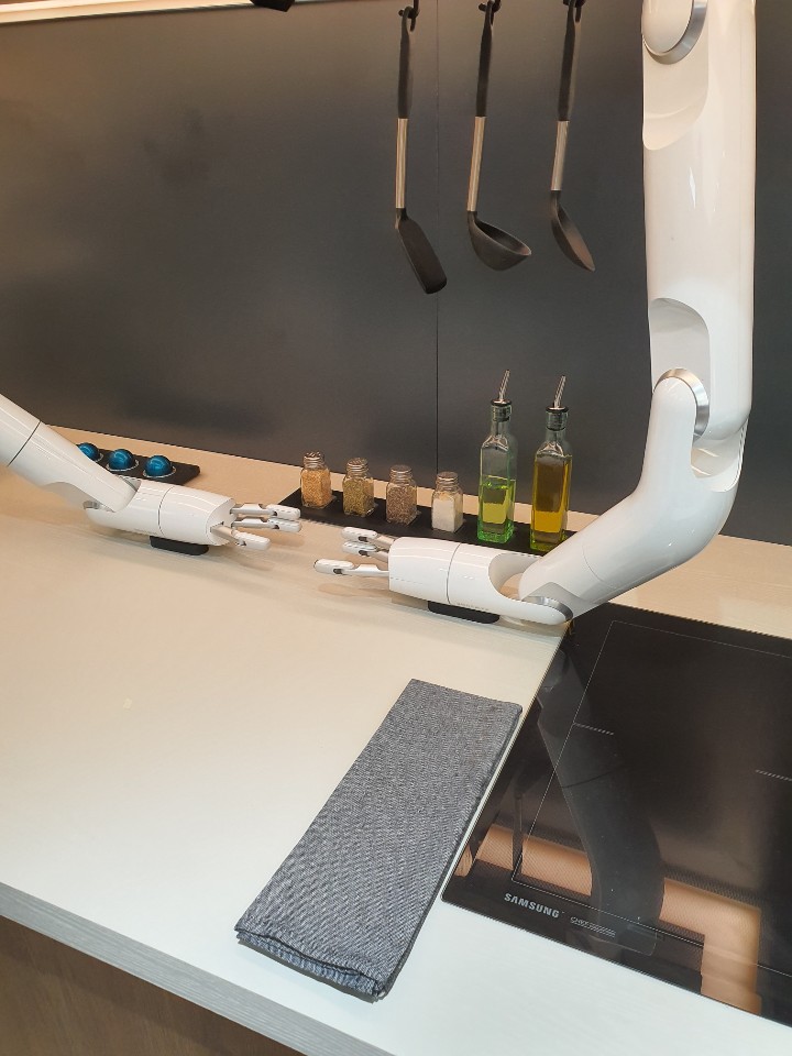 ▲요리 돕는 셰프봇 (사진=송영록 기자 syr@)