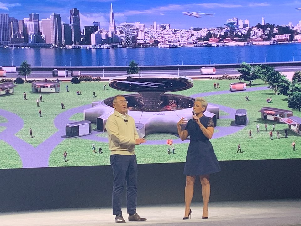 ▲정의선(왼쪽) 현대차그룹 수석부회장이 "도심 항공 모빌리티를 2028년까지 상용화하겠다"고 밝혔다.   (김준형 기자 junior@)