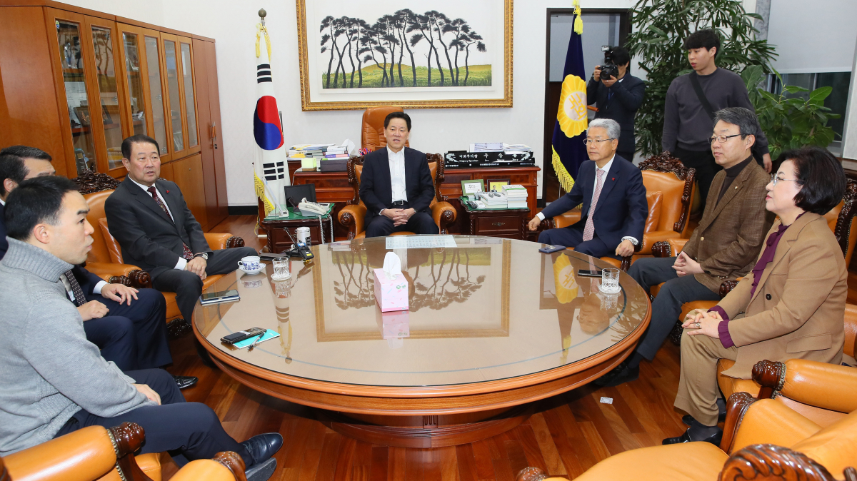 ▲주승용 국회부의장, 김성식 의원 등 바른미래당 당권파 의원들이 7일 국회에서 조찬 모임을 하고 있다. 오른쪽부터 반시계방향으로 최도자, 김성식, 김동철, 주승용, 박주선, 임재훈, 채이배 의원.    (연합뉴스)