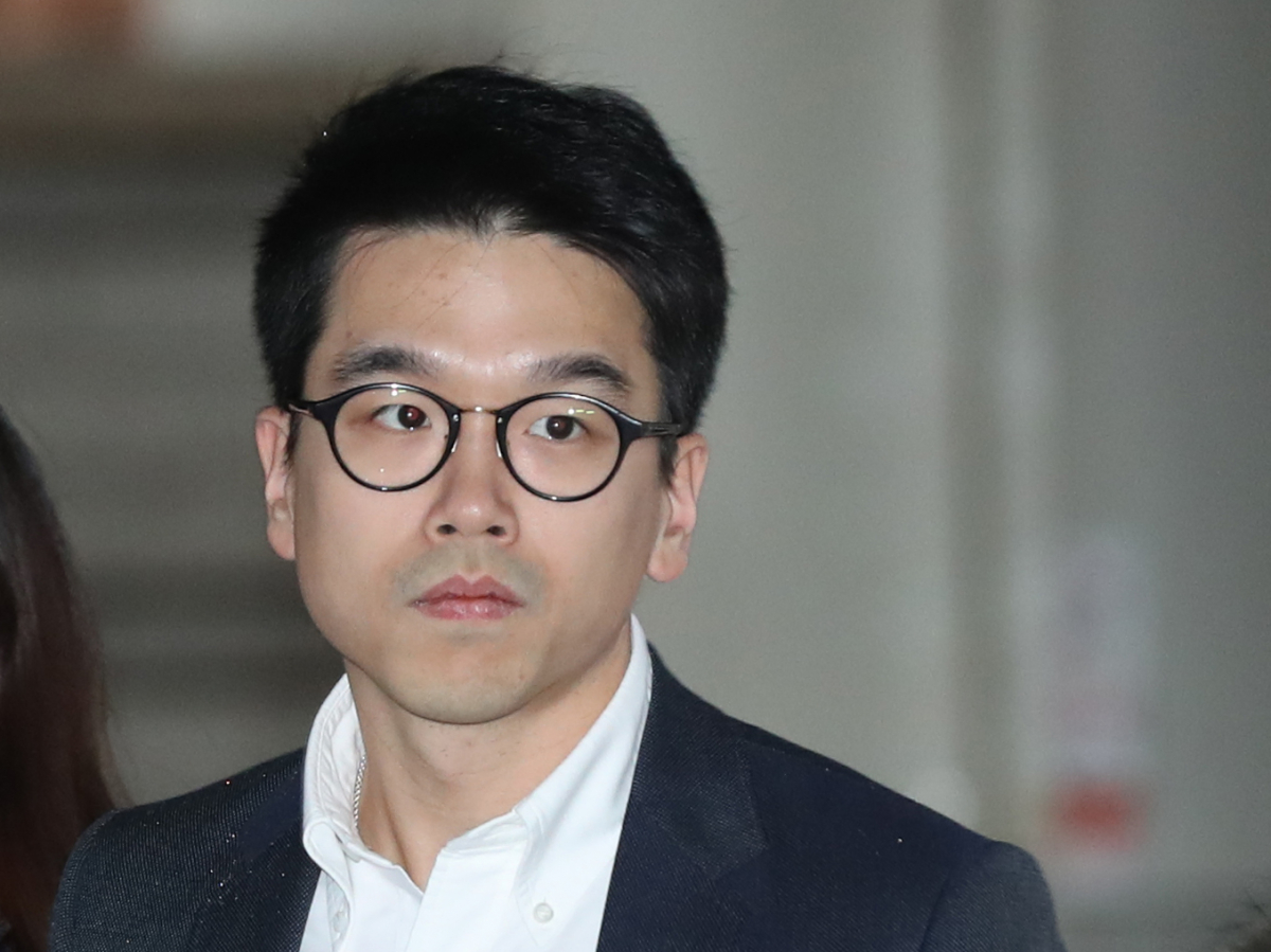 ▲해외에서 변종대마를 흡연하고 밀반입한 혐의를 받는 이재현 CJ그룹 회장의 장남 이선호씨가 7일 오전 서울 서초구 서울고등법원에서 열린 항소심 1차 공판에 출석하고 있다. (뉴시스)