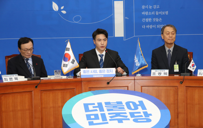 ▲더불어민주당 인재영입 5호인 오영환 전 소방관(가운데)이 7일 오전 서울 여의도 국회에서 열린 영입행사에서 인사말을 하고 있다.  (연합뉴스)