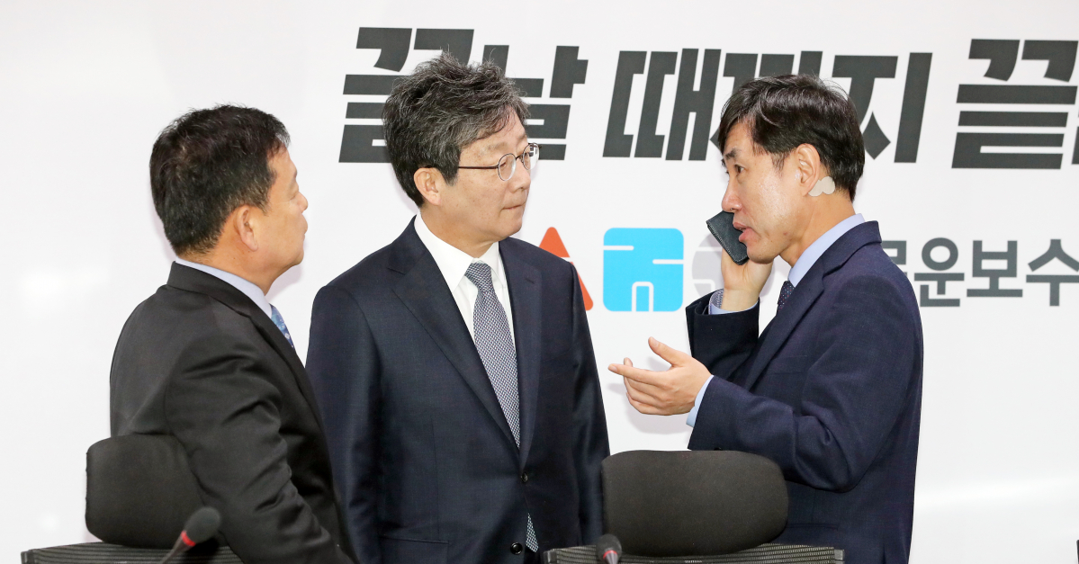 ▲새로운보수당 하태경 책임대표(오른쪽부터)와 유승민 보수재건위원장, 정운천 정책위의장이 7일 오전 서울 여의도 국회 의원회관에서 열린 당 대표단 회의에 참석해 대화를 나누고 있다.  (연합뉴스)