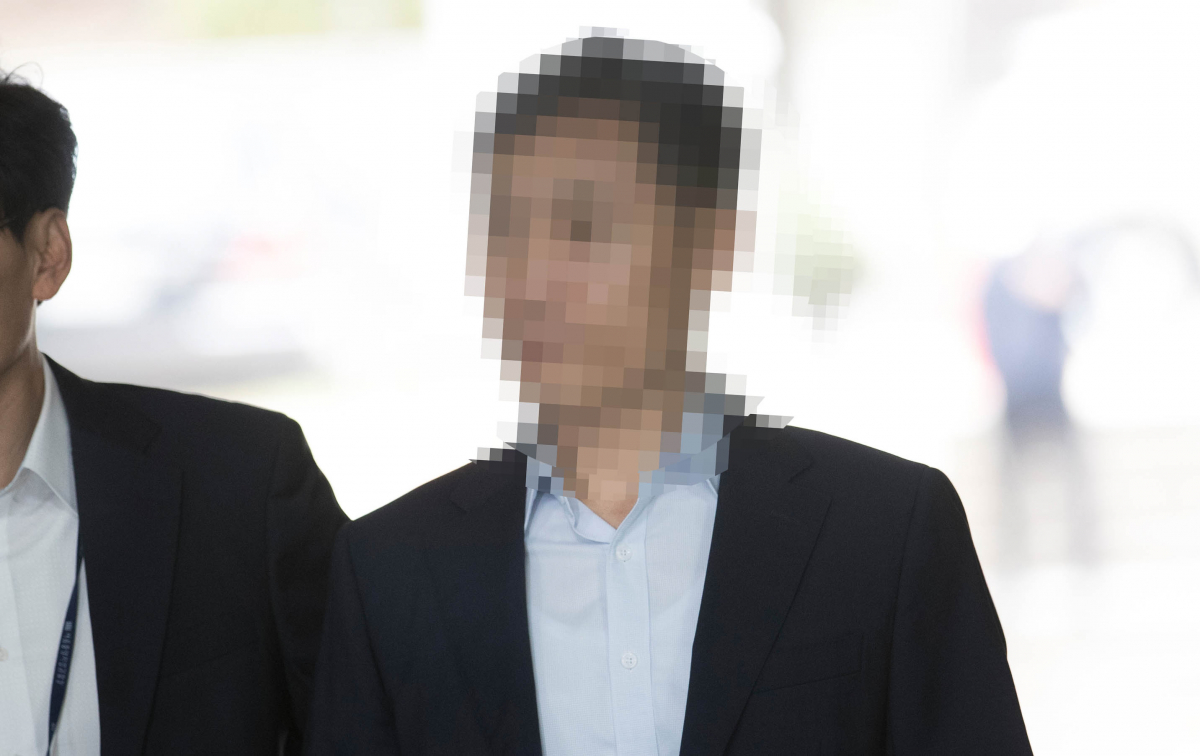 ▲버닝썬 사건에서 ‘경찰총장'으로 불린 윤 모 총경이 지난해 10월 10일 오전 서울 서초구 서울중앙지방법원에서 특정범죄가중처벌법상 알선수재와 자본시장법 위반 등의 혐의와 관련 영장실질심사(구속 전 피의자 심문)를 받기 위해 법정으로 향하고 있다. (뉴시스)