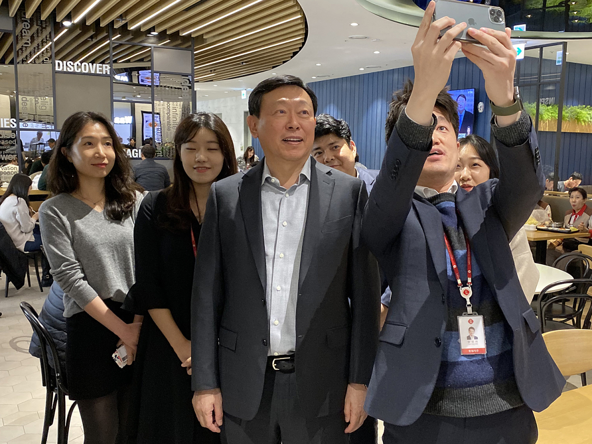 ▲ 구내식당에서 직원들과 사진 촬영하고 있는 신동빈 회장  (사진제공=롯데)