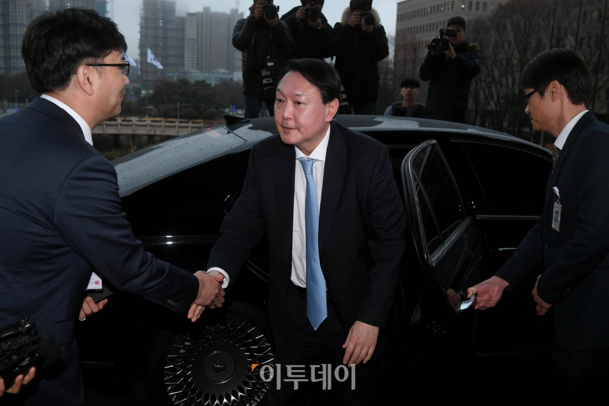 ▲검찰 인사를 앞두고 윤석열 검찰총장이 7일 오후 첫 공식 회동을 위해 과천 법무부 청사로 들어서고 있다.