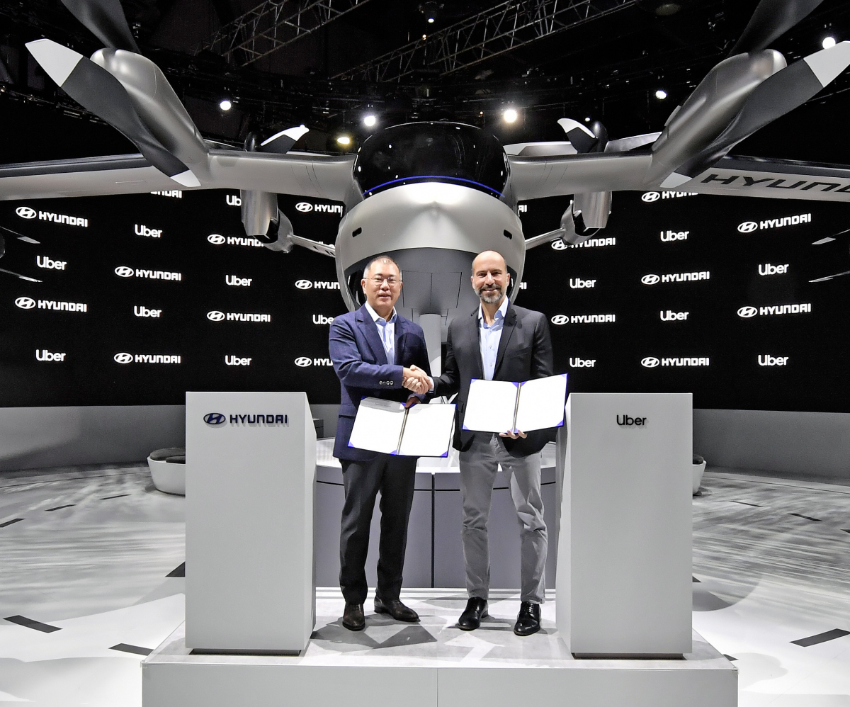 ▲정의선 현대차그룹 수석부회장과 우버의 다라 코스로샤히(Dara Khosrowshahi) CEO는 7일(현지시각) 개막한 '국제가전박람회(CES, Consumer Electronics Show) 2020' 현대차 전시관 내 실물 크기의 현대 PAV(개인용 비행체) 콘셉트 'S-A1' 앞에서 'UAM(도심 항공 모빌리티) 사업 추진을 위한 협력 계약'을 체결했다.  (사진제공=현대차)