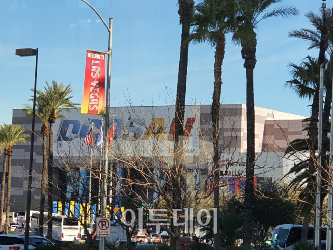 ▲7일(현지시간) 미국 네바다주 라스베이거스에서 개막한 'CES 2020' 컨벤션센터 외벽에 걸린 두산의 광고판. 라스베이거스=송영록 기자 syr@