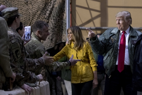 ▲도널드 트럼프(맨 오른쪽) 미국 대통령과 부인 멜라니아 트럼프 여사가 크리스마스 다음 날인 2018년 12월 26일(현지시간) 이라크 아인 알아사드 공군기지를 방문해 장병들의 노고를 치하하고 있다. 알아사드/AP뉴시스
