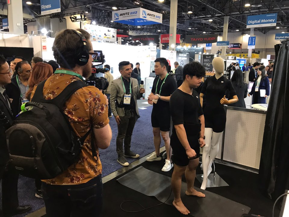 ▲엠투웬티가 CES에 참가해 자사의  EMS 장비를 선보이고 있다. (엠투웬티)