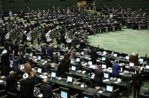 ▲이란 국회의원들이 7일(현지시간) 수도 테헤란 국회의사당에서 미군과 미 국방부를 테러조직으로 규정하는 결의안을 만장일치로 통과시키고 있다. 테헤란/AP뉴시스
