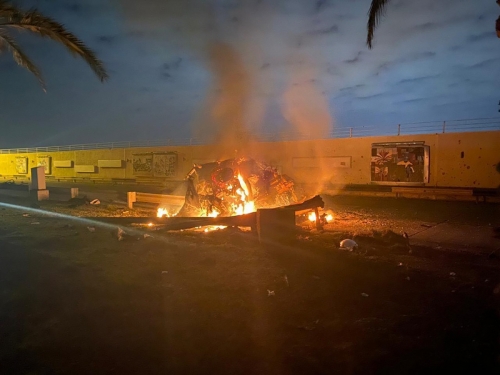 ▲3일 새벽(현지시간) 이라크 바그다드 국제공항에서 미군 공습으로 차량이 불타고 있다. 미 국방부는 이번 공격으로 이란 혁명수비대 정예부대 쿠드스군을 이끄는 거셈 솔레이마니 사령관이 사망했다고 밝혔다. 바그다드/AP뉴시스
